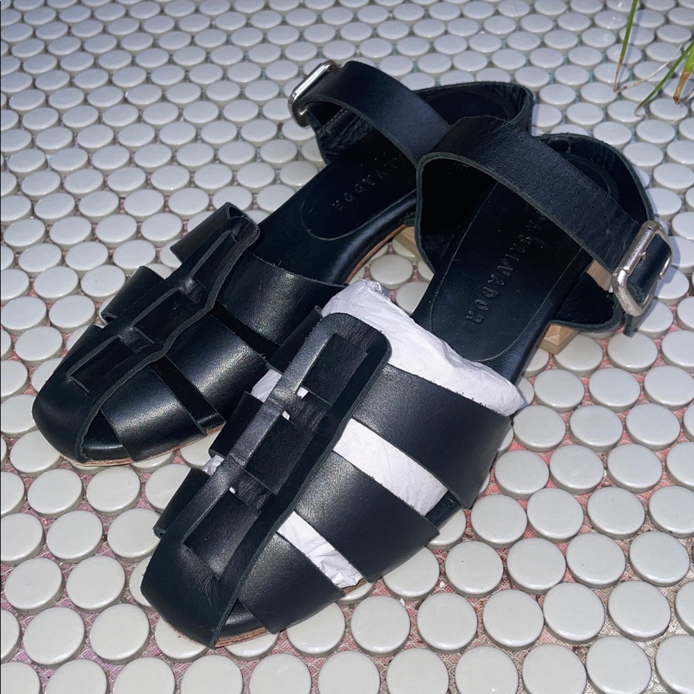 Freda Salvador Size 6 EUC Hattie Midheel Fisherman Sandal Black Calf